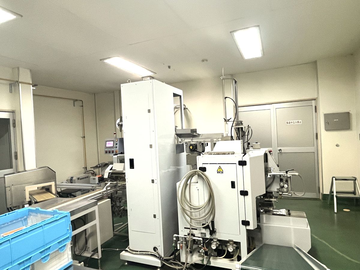 柿茶本舗の製造工場に並ぶ、ティーバッグ製造用の機械